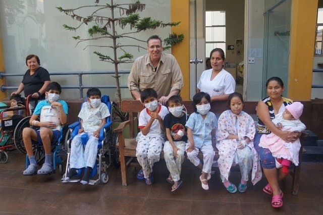 Eric Thompson brings smiles and laughter to young patients during a heartwarming hospital visit, proving that the best medicine really might be comedy and magic.